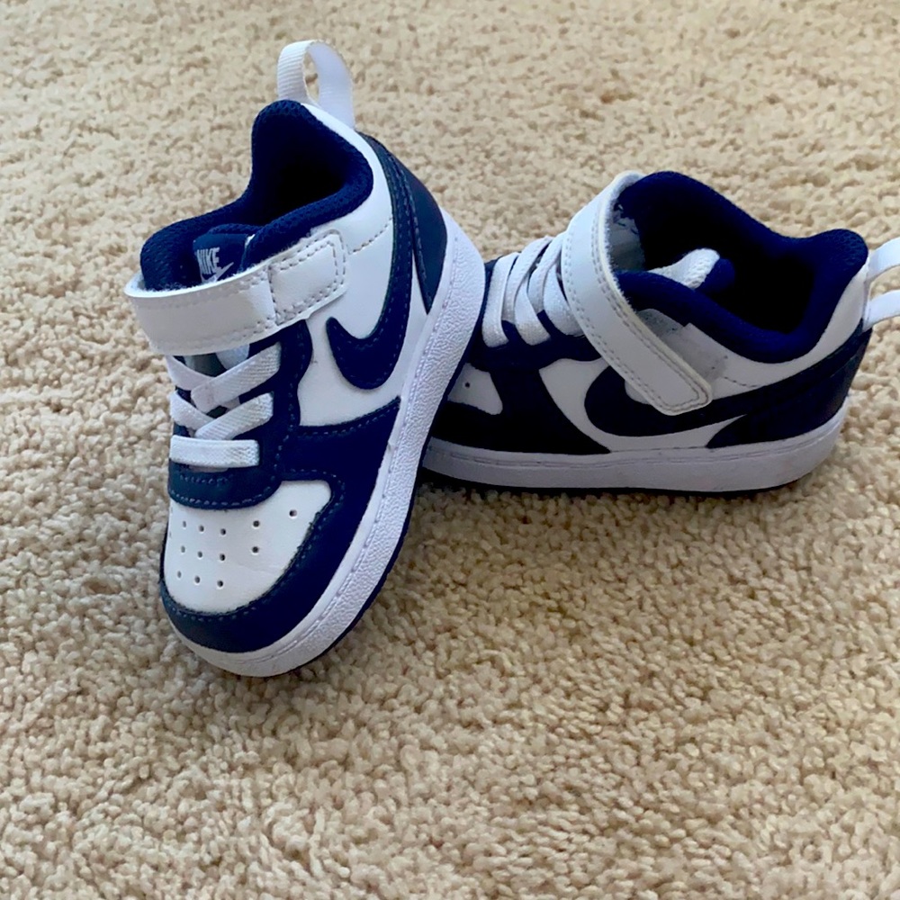 White and blue Nike 4c